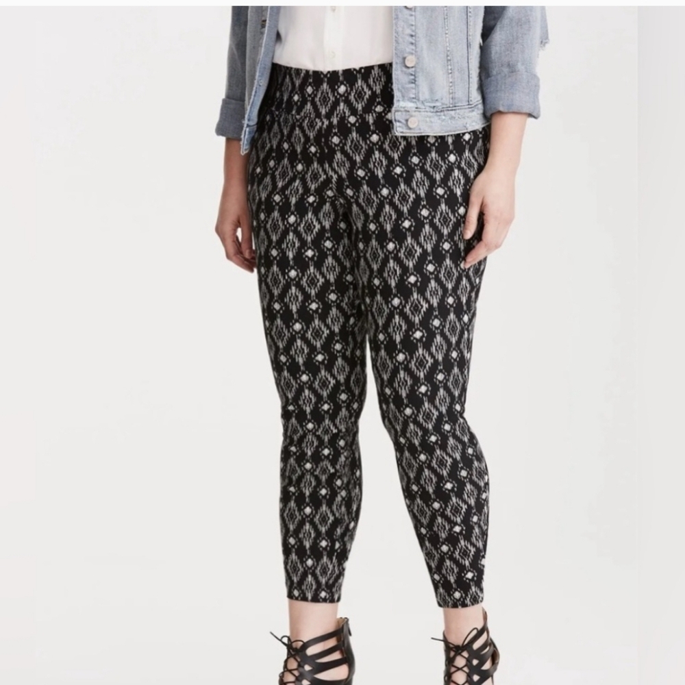 Torrid Black and White Leggings with Abstract Print